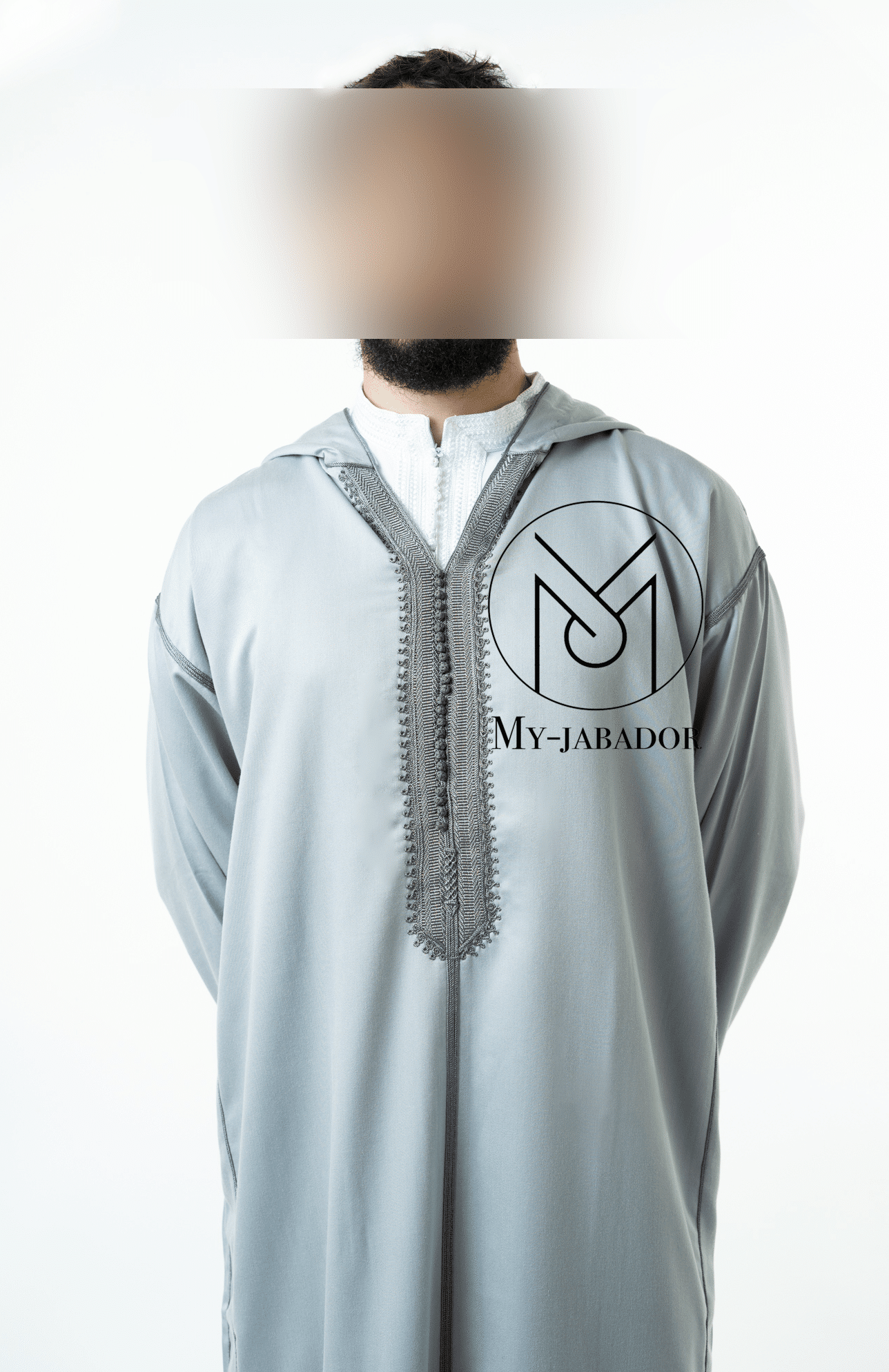 Homme portant une Djellaba pastel, silhouette élégante et discrète, broderies délicates soulignant la modernité tout en respectant les valeurs traditionnelles d'awra.